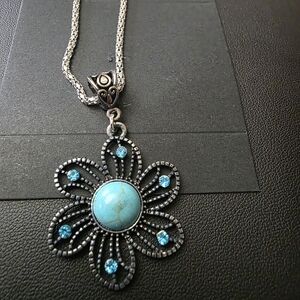 Elegant Silver and Blue Flower Pendant Necklace